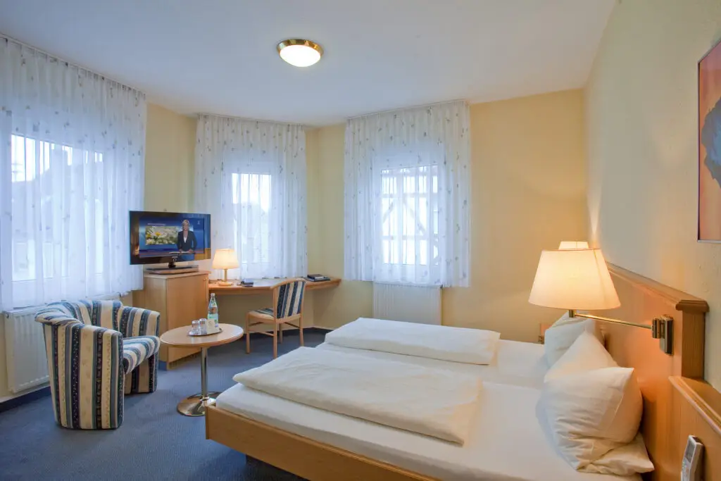 Doppelzimmer im Hotel Gasthof zum Rössle – stilvoll eingerichtet, ideal für Paare und Kollegen